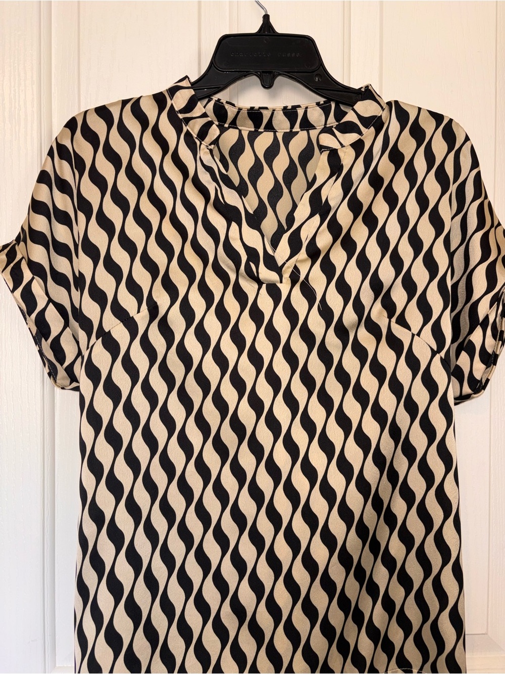 Women's Black & Cream Wave-Print Short-Sleeve Shirt